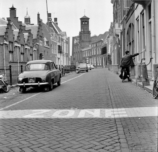 125913 Afbeelding van de Blauwe Zone op de Kromme Nieuwegracht te Utrecht.N.B. Blauwe Zones waren bepaalde straten in ...